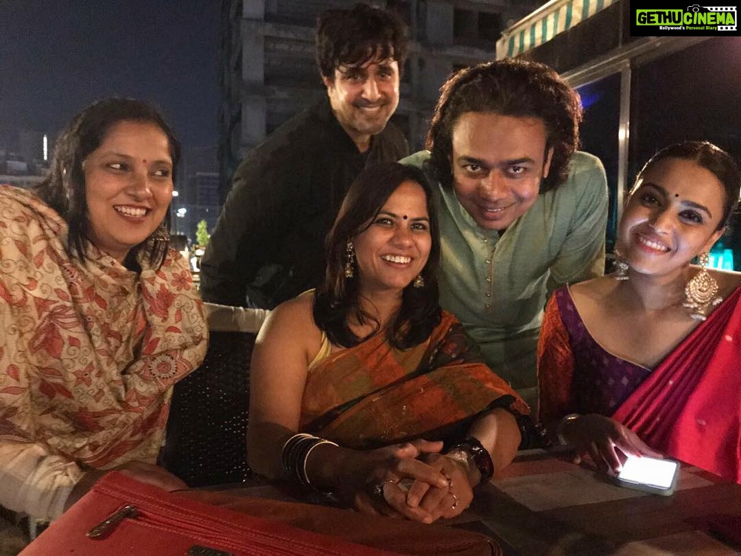 Swara Bhaskar Instagram - Some of my favourite people and oldest friends! ❤️ @aparnapurohit @pankajbadra #ShailjaBadra with groom @jayant.somalkar at #mereyaarkishaadihai ❤️❤️❤️