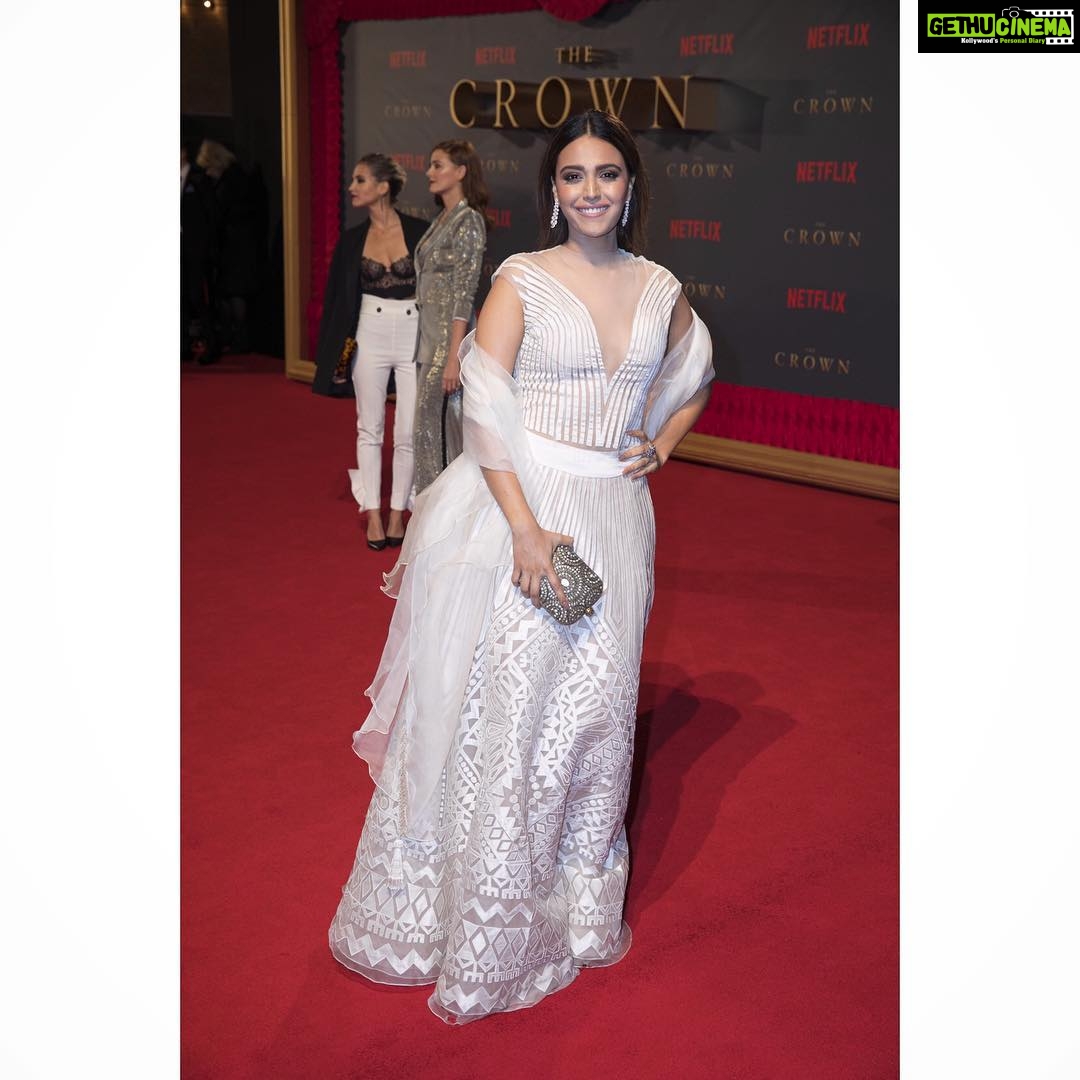 Swara Bhaskar Instagram - Gameface on for Season 02 premiere of @thecrownnetflix in @khoslajani with @chopard jewelry & @maliniagarwalla clutch.. styled by darling child @chandiniw Make up: @scarlettrainermua Hair: @nataliasouza_hair ❤️❤️❤️ #freezingbutsmiling #allaboutlastnight #LondonDiaries Odeon Lecister Square