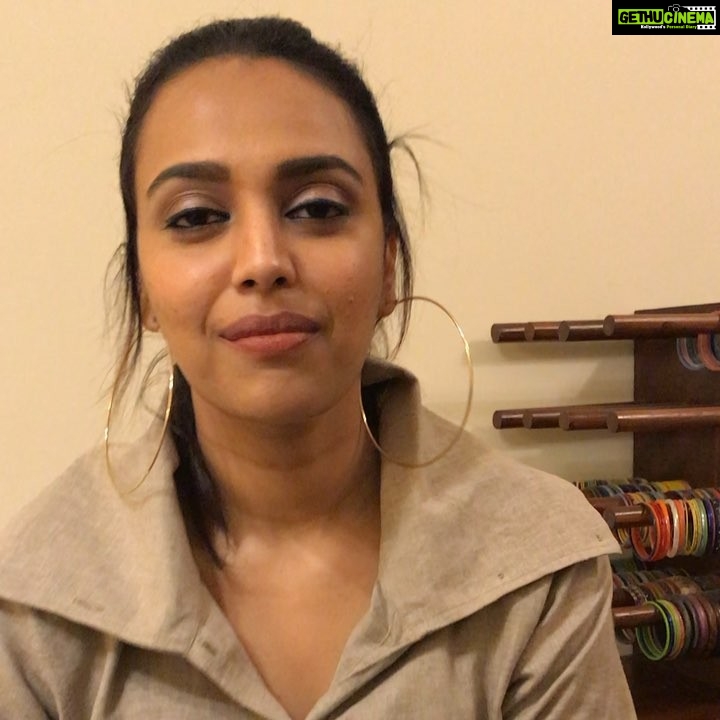 Swara Bhaskar Instagram - Have you heard my favourite lyricist & dear friend @rajshekharis ‘s latest single #JaaneDe from the Film #QaribQaribSingle MUST HEAR! And record a video of you singing this and post with #JaaneDe and nominate three friends to do the same 🙂 Don’t forget to tag me! ❤️ My cat and i both love uuuuuu Raj ji...