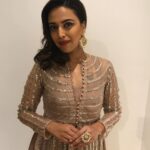 Swara Bhaskar Instagram – Details! Outfit @nikitamhaisalkar jewellery @purabpaschim Styling @rupacj HMU: @saritastyling29  Thank y’all for ‘prettyfying’ me ❤️❤️❤️ #bharatthakur #artexhibition #Delhi