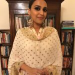 Swara Bhaskar Instagram – Details! Always amazing in @abujanisandeepkhosla with @gehnajewellers1 @gehnajewellers Styled by  @chandiniw outfit curator @rheakapoor 🤣🤣 make up: @saracapela Hair: @shindevaibhav ❤️❤️❤️ #DiwaliNights