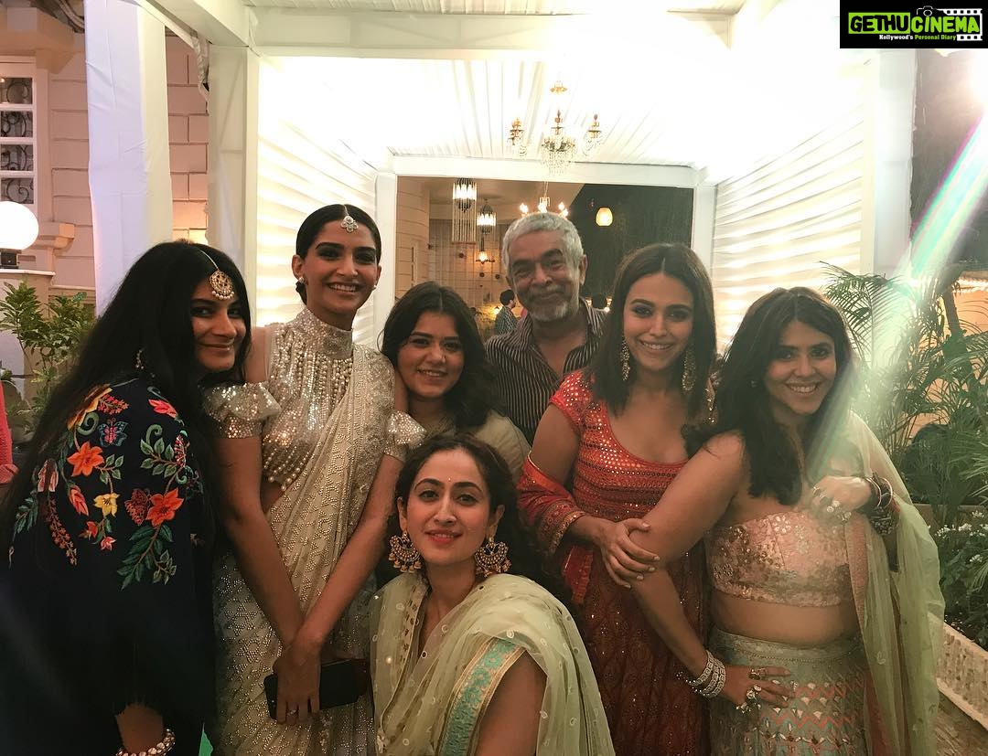 Swara Bhaskar Instagram - #TeamVeere lighting it up at producer & bosslady @ektaravikapoor 's #Diwali bash ππ½ππ½ππ½ missed you #kareenakapoorkhan #veerediwedding @vdwthefilm @rheakapoor @sonamkapoor @shikhatalsania @ghoshshashanka @ruchikaakapoor #HappyDiwali all! β€οΈ Apologies @chandiniw @saracapela i'm getting you better pictures πππ