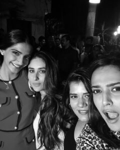 Swara Bhaskar Instagram - And it comes to an end.. last day of Delhi Sched #veerediwedding @vdwthefilm #VeeresDaLastDay Leaving #DilliMeriJaan before #DilliKiSardi starts 😣 @rheakapoor @sonamkapoor @shikhatalsania @poonamdamania #kareenakapoorkhan