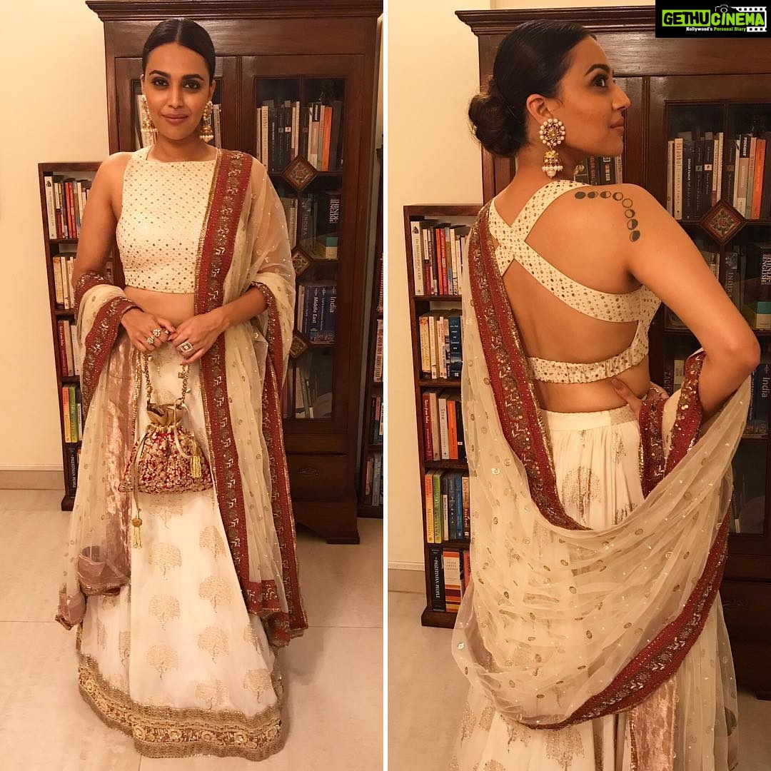 Swara Bhaskar Instagram - Appropriately all-dressed-up for the wonderful #jagranfilmfestival2017 #awardsnight in @houseofkotwara with @amrapalijewels & @thepinkpotli Styled & Saved by the amazzzing @spacemuffin27 ❤️❤️❤️ Laconic Godmother role @rheakapoor 🤣🤣🙏🏿🙏🏿🙏🏿 #ChannelingNavaraatri Mumbai, Maharashtra