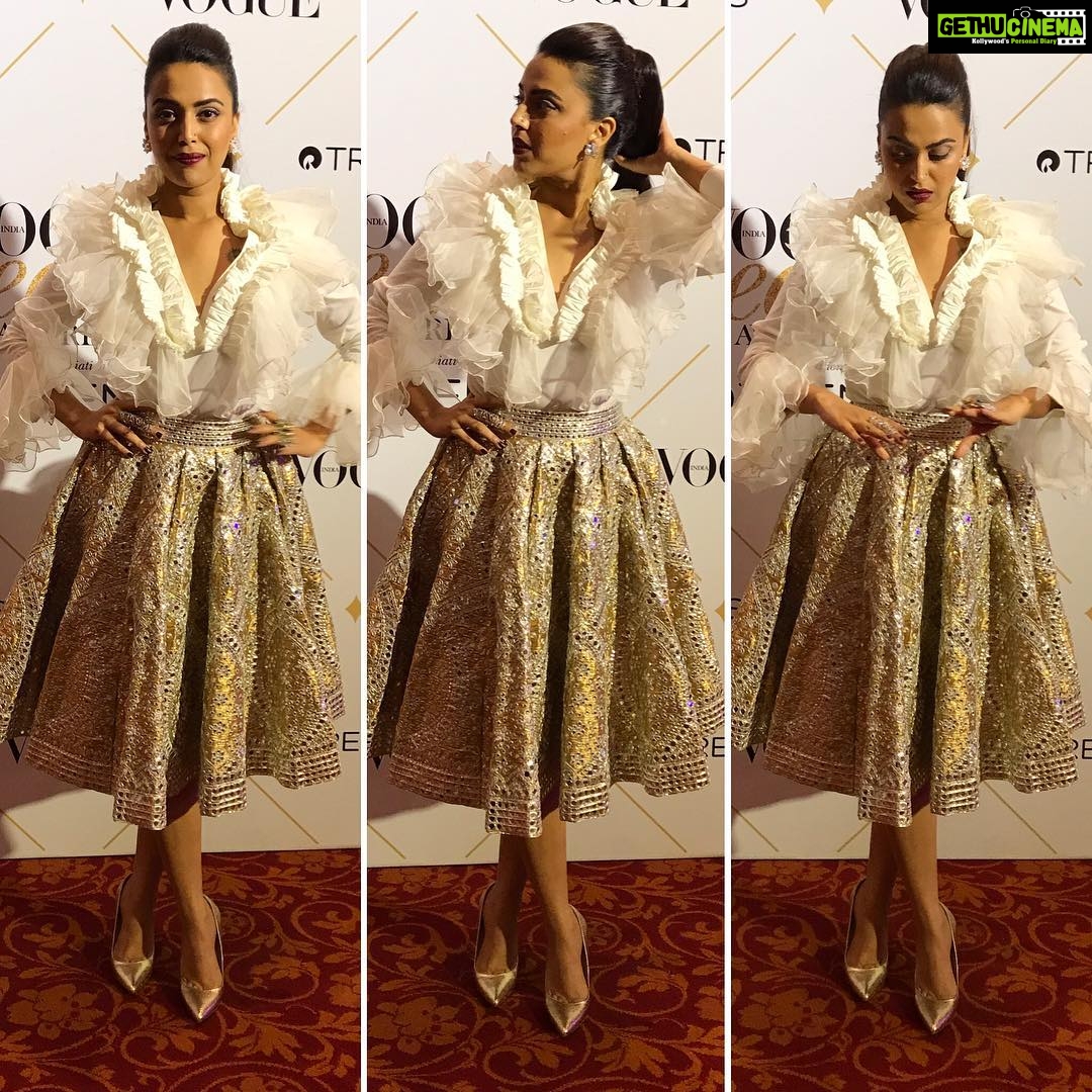 Swara Bhaskar Instagram - Checking if everything is in the right place.. errrr... on the red carpet!!! πππ€¦πΎββοΈπ€¦πΎββοΈπ€¦πΎββοΈ At #voguebeautyawards @vogueindia in @dabiricouture with jewelry from the wonderful @anmoljewellers Styled by @dibzoo assisted by @vidhirambhia HMU: @saritastyling29 Taj Lands End, Bandra