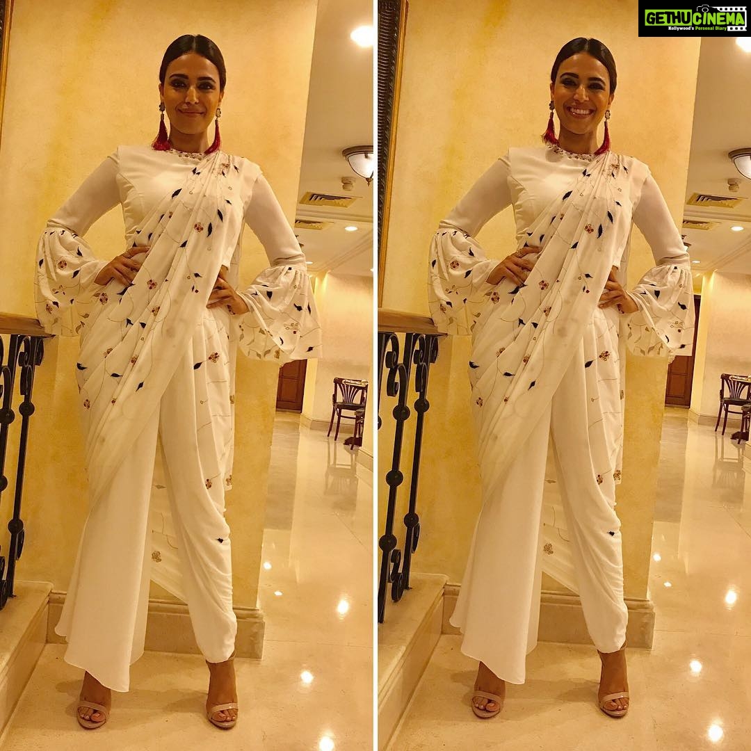 Swara Bhaskar Instagram - All set for screening of #AnaarkaliOfAarah as part of #jagranfilmfestival2017 in #varanasi in @poshpride palazzo sari, with @aaree_accessories tassel earrings, @amrapalijewels ring.. styled by @rupacj at 7am 🙈🙈🙈🙈 with thanks @dipublicrelations HMU: @saritastyling29 #sareewithswag #desiisthebest #fusion #indianwear #fashion #iloverupa 🤗🤗🤗❤️❤️❤️ Varanasi, India