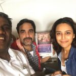 Swara Bhaskar Instagram - When #TeamAnaarkali found #AnaarkaliOfAarah in the papers on a flight!!! 💃🏿💃🏿💃🏿🤗🤗🤗 #AnaarkaliForKeeps #AnaarkaliReunion on flight with @avinashonly #pankajtripathi #nofilter #nomakeup Enroute #benaras