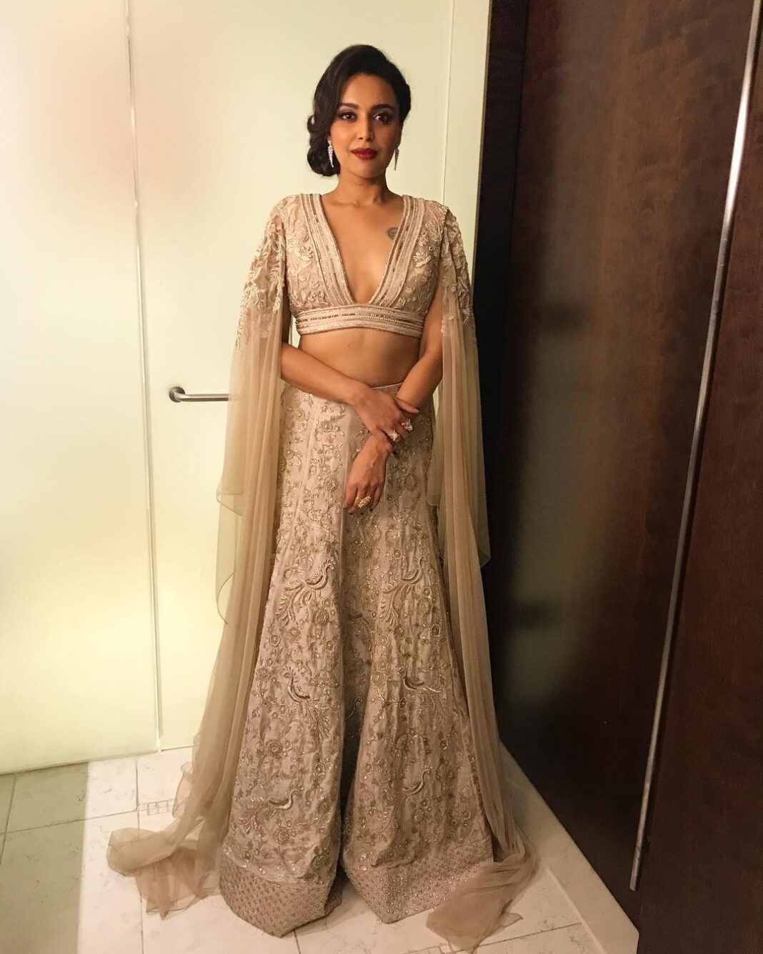 Swara Bhaskar Instagram - In @svacouture with @png_jewellers for the #dubai opening of #bharatthakur #bharatthakurart exhibition 'Between Crest and Trough' .. #art #travel #culture #thethingsthatmatter #thecharmedlife Styled by @dibzoo assisted by @vidhirambhia HMU: @ambereen01 ❤️❤️❤️ Dubai, United Arab Emitates