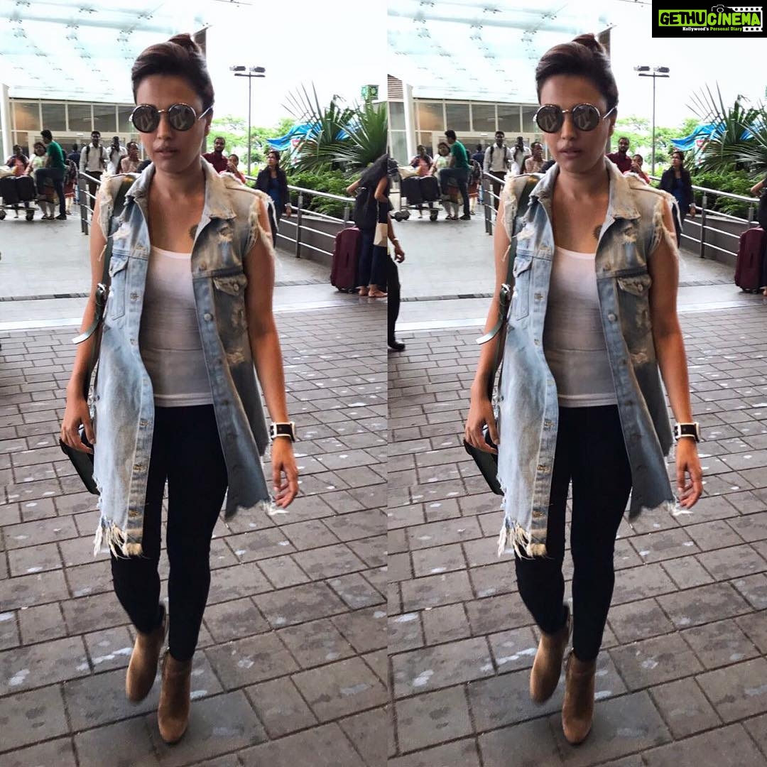 Swara Bhaskar Instagram - Keeping it #casual at the #airport as instructed by @dibzoo πΉπΉπΉπππππΏππΏππΏ @zaraindiaofficial @burberry Goddamn these #airportfashion looks!!! ππππ
πΎπ
πΎπ
πΎπ
πΎ Terminal-2 Chhatarpati Shivaji International Airport Mumbai