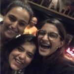 Swara Bhaskar Instagram - Oye ji hamaarey Veerey da play hai!!!! @shikhatalsania you were stand-up-and-clap-superb in 'Internal Affairs'.. To quote @sonamkapoor "a fun and contemporary play"... Thanks for saving us seats !!! ❤️❤️❤️ #VeereyDiWedding #squad #girlfriendsbelike #Bollywood Café Zoe