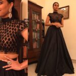 Swara Bhaskar Instagram - Detailed look at the lovely jewellery i wore to the #FeminaWomanAwards2017 outfit Wonder makers @abujanisandeepkhosla just the BEST with Earrings & ring by @aurellebyleshnashah & Shoes @madelyn_footwear .. Styled by brilliant & ever patient @chandiniw & Assisted by @ridhimaodhrani HMU: @saracapela Thank you all!!!!❤️❤️
