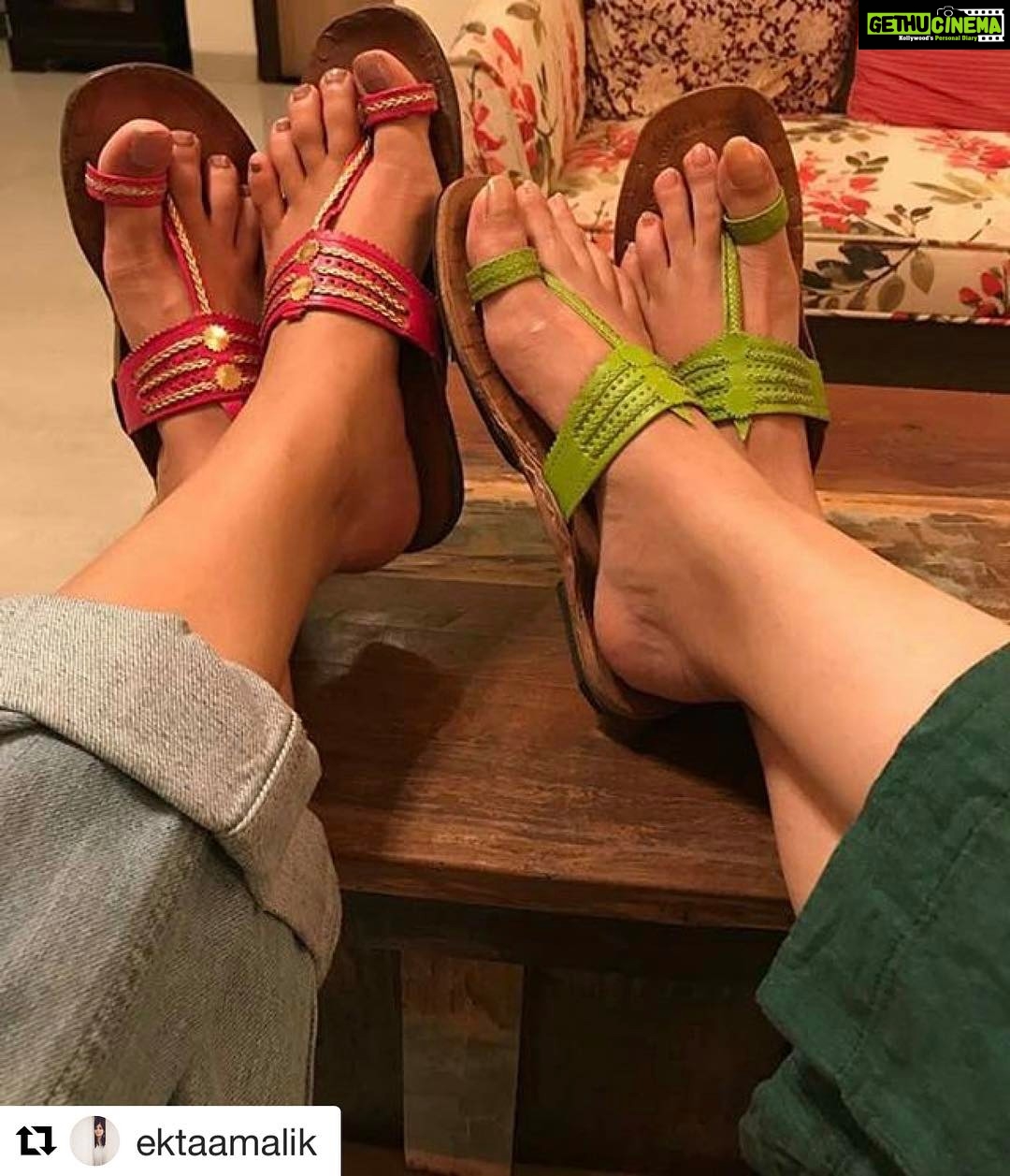Swara Bhaskar Instagram - #girlfriends ❤️❤️❤️#Repost @ektaamalik with @repostapp ・・・ #nofilter. Chappals are the new heels. #latenightconversations with @reallyswara #friendswithgreattastes #pantone #greenery #fuschia #kolhapuri #chappalswag #chappals #chappalchap #prettyinpink #fashion #footwear #style #notafashionista #streetfashion