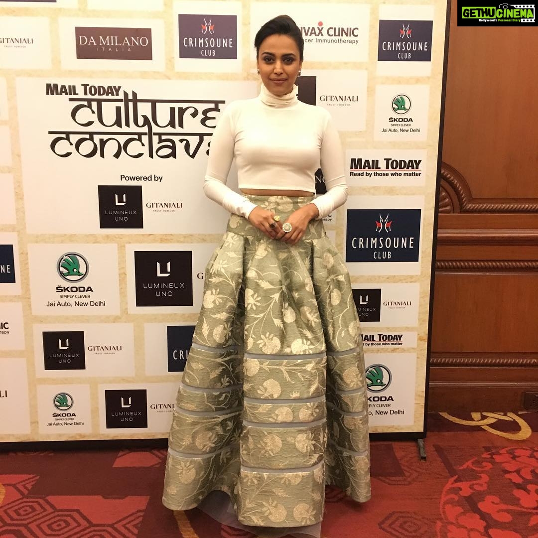 Swara Bhaskar Instagram - Just to prove that infact i was at the #MailTodayCultureConclave2017 πΉπΉπΉ in @pinakinfashion and @amrapalijewels styled by @dibzoo HMU: @saritastyling29 ππΏππΏππΏ Actually a rare well lit pic in my phone π€·πΎββοΈππ #stylerecap #throwbacksaturday #sorryfordelay