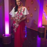 Swara Bhaskar Instagram - Hosting #Doordarshan #rangoli #Holi special episode in Saree by @reshabymedhavini #Resha and jewellery @amrapalijewels Styled by @rupacj ❤️ #RangBarse