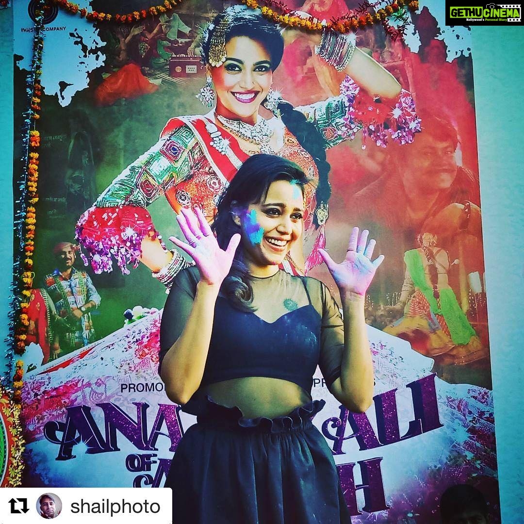 Swara Bhaskar Instagram - Errrrrr!!!!! #MusicLaunch turned #holi celebration!! π I don't know what im going to say to stylist @dibzoo and designers @nishkalulla & @apalabysumitofficial π³ i guess.. "Bura na maano Holi hai" ππππΏππΏππΏ #AnaarkaliOfAarah #promotions #DilliHaiKuchBhiHoSaktaHai β€οΈ