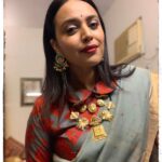 Swara Bhaskar Instagram – माँ की साड़ी.. मेरी ब्लाउस! Sharing is caring and other shitty captions.. Thanks @irabhaskar9 
Sari & blouse material: @raw_mango 
Jewellery: @masabagupta X @tribebyamrapali 
Hair: @lawangtamang95 
Make up: moi 🤓
Artsy-fartsy pawri ready!! 😍