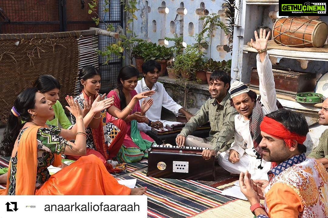 Swara Bhaskar Instagram - #Repost @anaarkaliofaaraah with @repostapp ・・・ Discover the world of 'Anaarkali of Aaraah'. Miliye Anarkali Aur Uski Toli Se! Arriving at theatres near you on 24th March! Trailer Out Soon! #Bollywood #Movie #AnarkaliOfAaraah #avinashdas #Pvr #newrelease #swarabhaskar #sanjaymishra #pankajtripathi #up #bihar #aaraah #dance #rehearsal #nautch