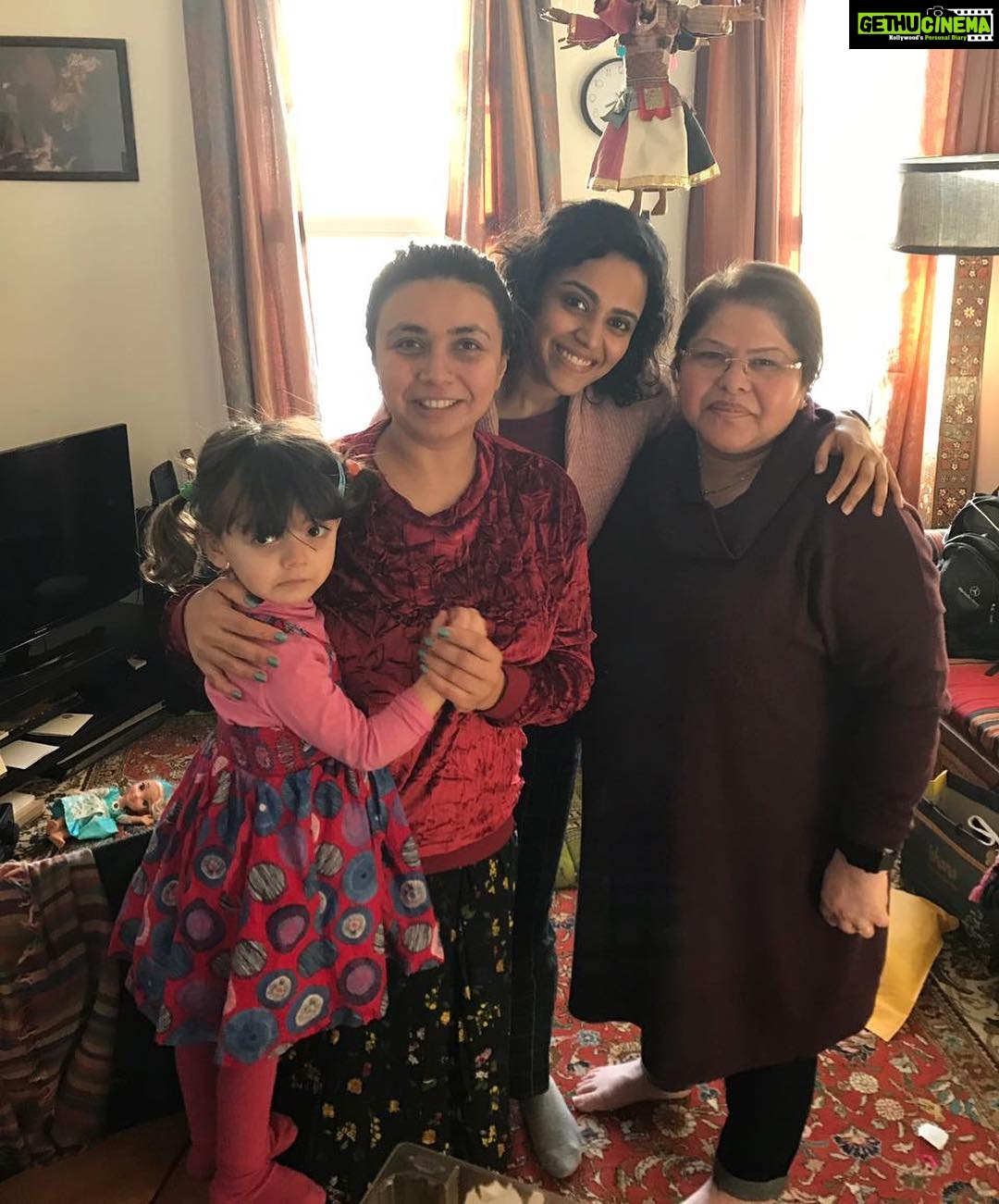 Swara Bhaskar Instagram - Witness this conversation that i bet only #indian #pakistani or other subcontinental #desi peeps will get.. Me: Annie! I'm in London.. miltey hain!!! Annie: Ghar aajaa Me: Sahi. Achhaa sun, tere paas washing machine hai na... Kapdey ley aaoon dhulney ke liye? Annie: (unperturbed) Haan ley aa! Aaj sun bhi niklaa hua hai.. Jaldi sookh jaaengey! Brother and travel companion holds his head in despair :) 😹😹😹 #crossborderdosti #indopak #friendsintown With @natrani #ayeshasiddiqa #ishanbhaskar