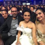 Swara Bhaskar Instagram - #Raanjhanaa reunion at 62nd @filmfare awards ❤️ @sonamkapoor #aanandrai #shaileshsingh @cypplofficial #friends #gharwaalifeeling
