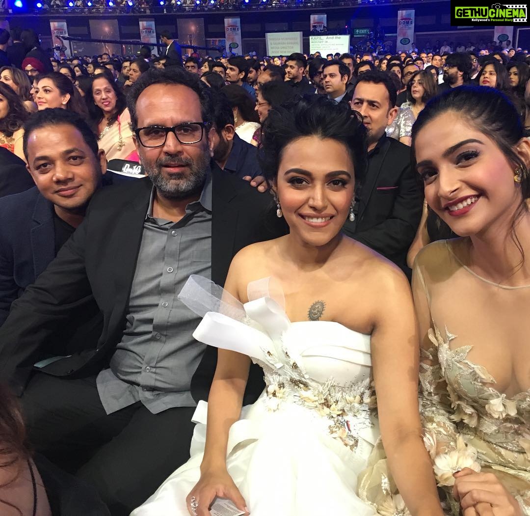 Swara Bhaskar Instagram - #Raanjhanaa reunion at 62nd @filmfare awards ❤️ @sonamkapoor #aanandrai #shaileshsingh @cypplofficial #friends #gharwaalifeeling