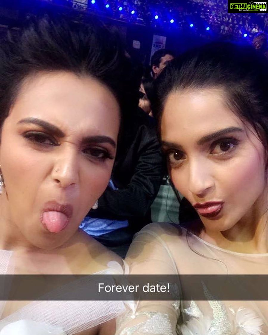 Swara Bhaskar Instagram - Not exactly the face a Filmfare award winning best actress makes @sonamkapoor πΉπΉπΉBIG congrats and much love for the Best Actress- Critics Choice Award for #neerja Much deserved ππΎππΎππΎππΎππΎ Jiyo #behen Here's to many more! β€οΈβ€οΈπππ