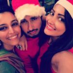 Swara Bhaskar Instagram – With the Prettiest #secretsanta s ever and that includes u @amolparashar :) @nimisha_mehta toh khair hai hi killer! :) -#christmaswaalifeeling #thiscast #aapkeykamreymeinkoirehtahai #romcom