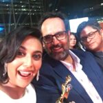 Swara Bhaskar Instagram - Voh joh mujhey jheltey reh gaye 😹 With my honorary and majboor godfather @aanandlrai and #himanshusharma at #starscreenawards2016 #bestactress #criticschoice #nilbatteysannata Thank u Aanand sir for EVERYTHING! ❤️