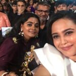 Swara Bhaskar Instagram - The person 2 whom the award really belongs #NilBateySannata director @ashwinyiyertiwari with the person who penned it #niteshtiwari My fave people! Thank u Both ever so much! ❤️ #starscreenawards2016 #bestactress #criticschoice