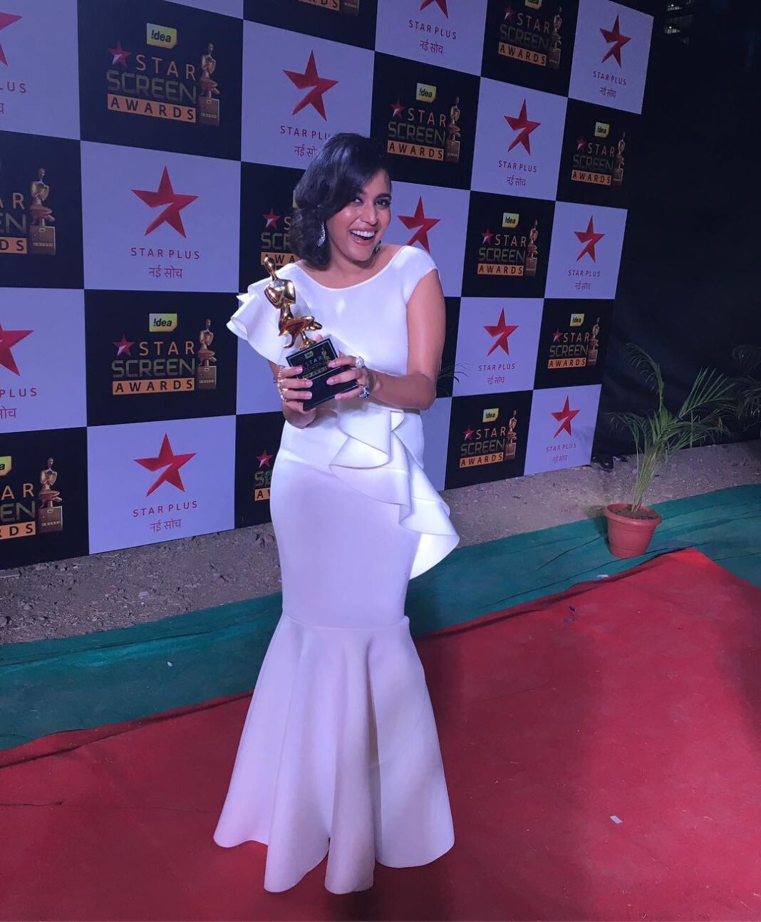 Swara Bhaskar Instagram - Mil gaya!!!!!! #starscreenawards2016 Actress (Critics Choice) for #nilbatteysannata Yayeeeeeeee!!! Winner winner chicken dinner 💃🏿💃🏿💃🏿💃🏿 Gratitude to everyone involved but esp. @ashwinyiyertiwari ❤️❤️❤️