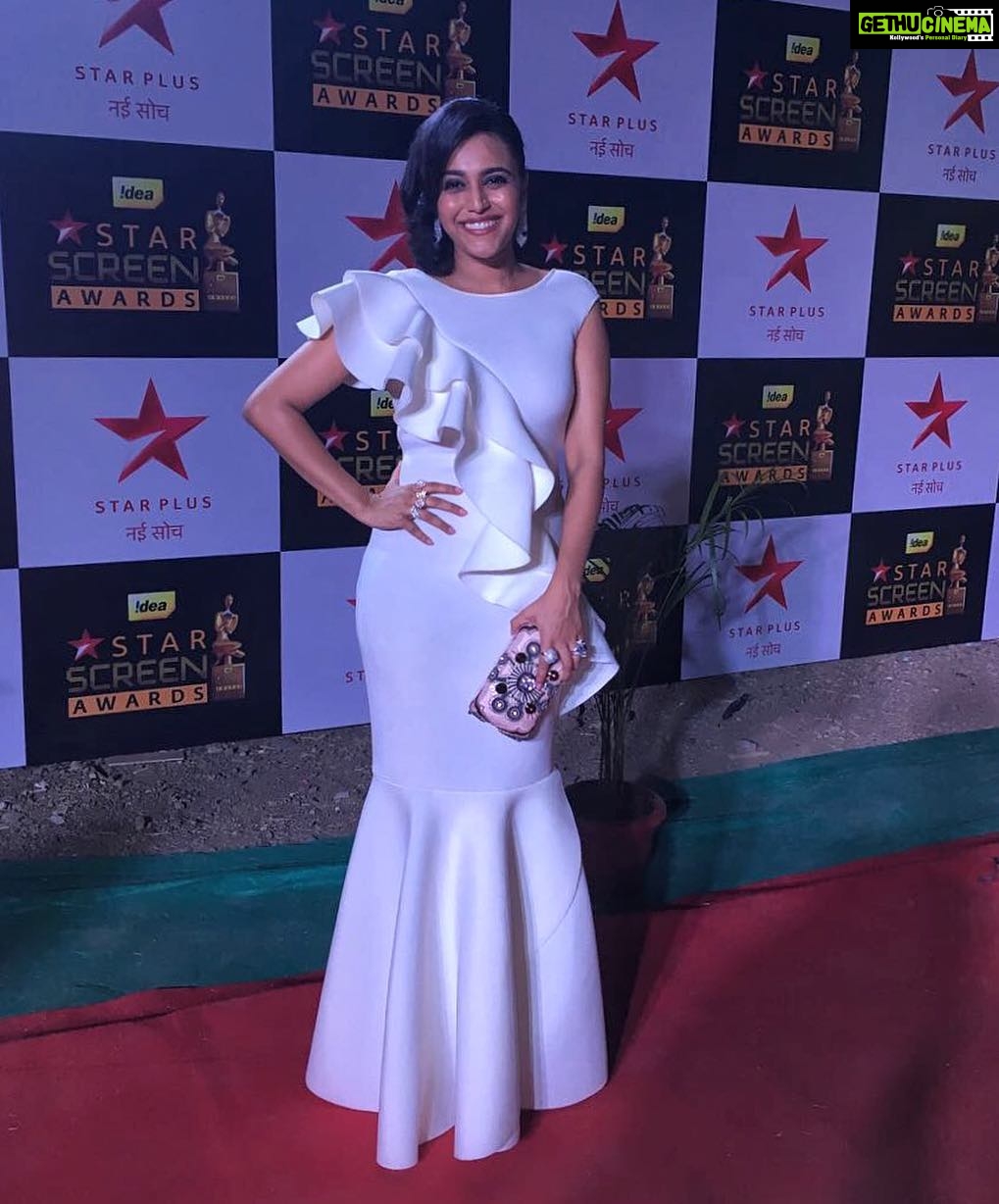 Swara Bhaskar Instagram - At the #starscreenawards #starscreenawards2016 red carpet in this lovely gown by @carouselbysimranarya with Earnings by johri_by_amaze_jewels , Rings by @minawala_jewellers and Clutch @kashishinfiore Styled by the now calm and controlled @dibzoo πππΏππΏππΏ#redcarpet #bollywood #fashion