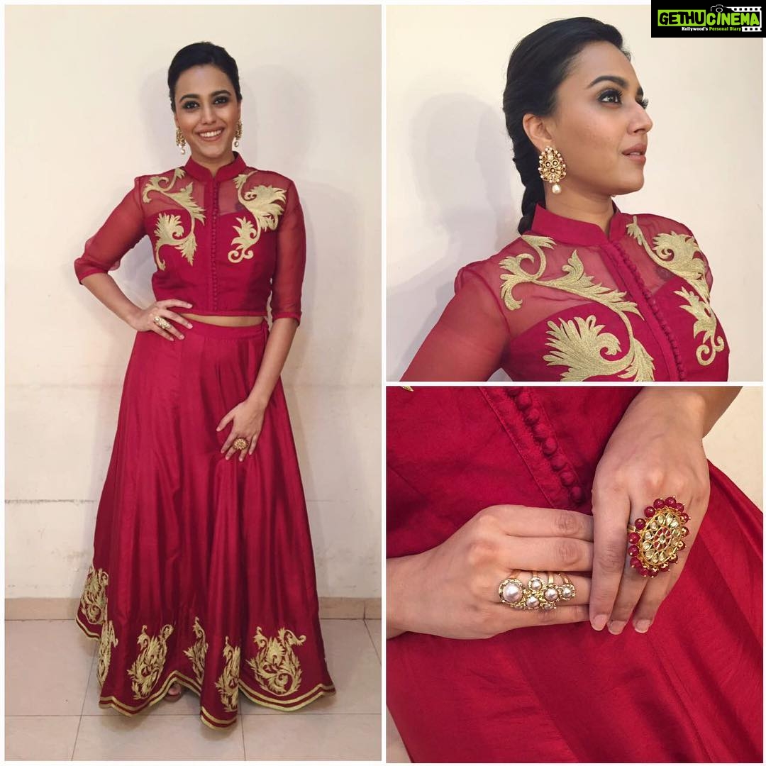 Swara Bhaskar Instagram - And i wrap shooting for #rangoli #Doordarshan in an outfit by @istara.in with earrings by @purabpaschim and rings by - @koharjewels and @shubhashini.ornamentals Styled by ever dependable @rupacj with makeup: brijbhaskar chaurasia, hair: sasmita dash #worklife #gameface #traditional but also #fusion ❤️