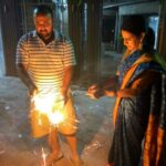 Swara Bhaskar Instagram - इस बार दीवाली पर फूलझड़ियाँ ठीक से नहीं जलीं ! इसलिये भाई बहन की शक्ल ऐसी बनी है। :) :) :) पर पूरा परिवार साथ था तो life जगमगा रही थी। आशा है सबकी दीवाली इतनी ही सुखद रही होगी.. belated happy Diwali lovelies!!! ❤️❤️🎉🎉🎉 #diwali