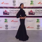 Swara Bhaskar Instagram - See I was actually there! 😹 In @deepankshiandreena and @amrapalijewels for the #closingceremony of #chicagosouthasianfilmfestival2016 #csaff2016 #chicago Styled by @dibzoo #blacknevergoeswrong #listentoyourstylist #vintage