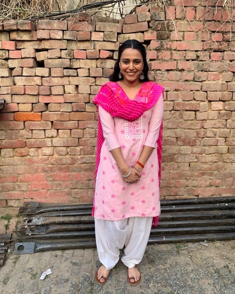 Swara Bhaskar Instagram - Arranged marriage वाली फ़ोटो! 🤓🤓🙏🏽🙏🏽 इन्हें खाना बनाना नहीं आता, चाय तुक्के से कभी कभी ठीक type की बन जाती है.. एक कुत्ता है साथ- उसे वो अपना बच्चा समझती है.. कभी कभी बाग़ी इंक़लाबी ख़याल आते हैं, आंदोलनजीवी और anti national होने का आरोप भी है.. perfect प्रत्याशी for अच्छे घर की बहू! 😹 Lucknow, Uttar Pradesh