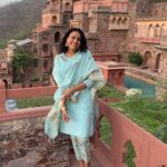 Swara Bhaskar Instagram – “Ke ajj pher kithhey challey o’ morni banke..morni banke..” 🤓 🦚 #strutlikeapeacock Neemrana Fort Palace