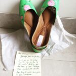 Swara Bhaskar Instagram - What a lovely gift from @the_haelli !! LOVE it ! Thank u SO much Neha and team @the_haelli ❤️ can't wait to wear 'em ! #ilovegifts #colourfulheritage #thehaelli #swag #desiswag #style #fashion #jutti #khussa #perksofmyjob 😎😎😎