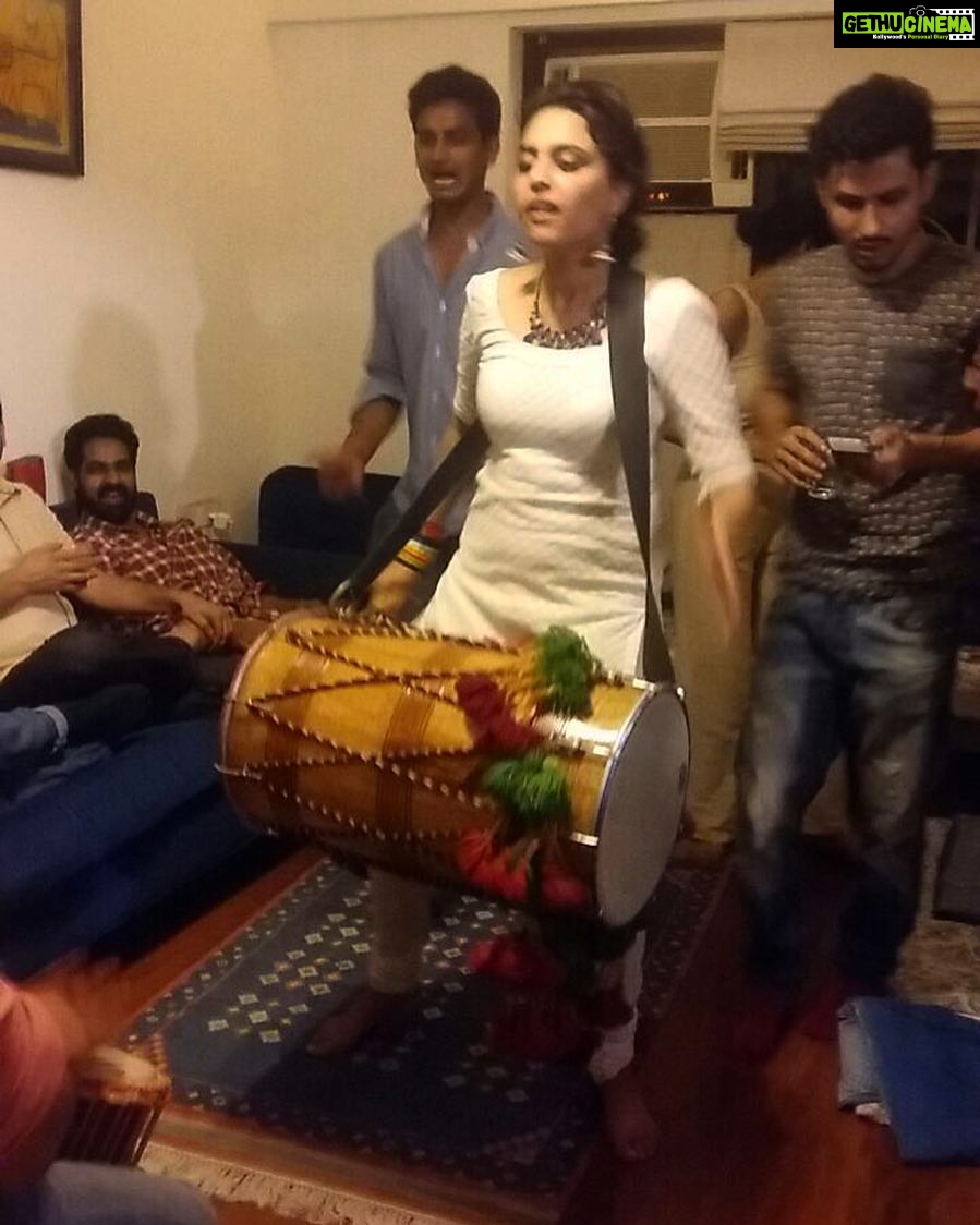 Swara Bhaskar Instagram - You know it was a good #birthdayparty when pics of you doing crazy shit, like playing #punjabidhol surface and when you can't find your shoes the next morning! š thank u all the friends who suffered me! ā¤ļø and thanks for all the wishes and love social media friends! #birthdaygirl #birthdaygirlwentbatty :) #happiness #celebration #friends #crazyfun