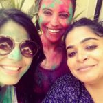 Swara Bhaskar Instagram – Hamaari phases mein kheli gayi #holi :) With @ashwiny_iyer_tiwari & @cointosstravel #NilBatteySannata team 💛💙💜