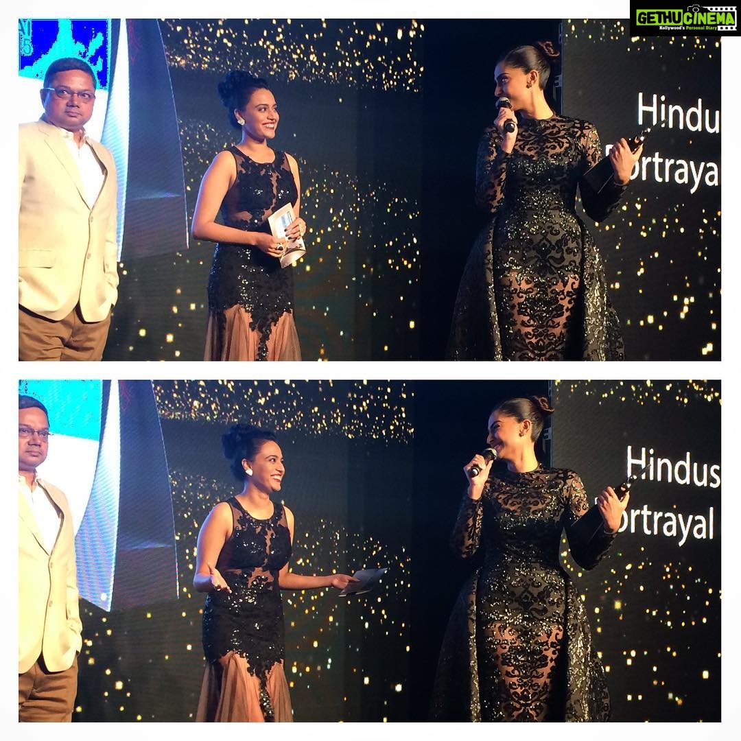 Swara Bhaskar Instagram - Ever seen an actress plug another actress's film, while receiving an award for her own amazing work?? @sonamkapoor did just that as she recd #HTStyleAward for a stylish woman of substance for her superb work in #Neerja.. While accepting the award she promoted my upcoming film #NilBatteySannata ! Sonam U are UNBELIEVABLE and a lesson in friendship and generosity! Love u always and thank uuuu for making me feel some sense of belonging in Bollywood! :) xo