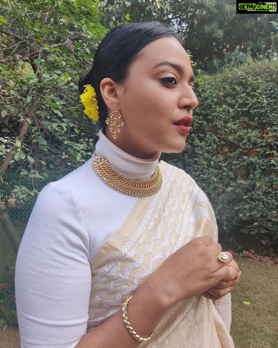 Swara Bhaskar Instagram - Yepp.. that would be a turtle-neck from Zara, and my momβs kaanthaa work sari! π€·πΎββοΈπ€·πΎββοΈπ€·πΎββοΈ Itβs winter.. whatever keeps you warm! Jewelry : @amrapalijewels πππ #winterfashion #gameface Thanks @prifreebee for the last minute hustle! π Hair: @vipintheartist Make up: moi π€π€·πΎββοΈ New Delhi