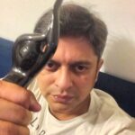 Swara Bhaskar Instagram - And this would be the elusive gentleman and author of a hat-trick of superhits #HimanshuSharma wins the #FilmfareAward for #Best Dialogues for #tanuwedsmanureturns #Yayeeeee May this be the first of many! Aap smile kar saktey hain Sharmaji, prize hai!! :) :) #BritanniaFilmfareAwards2016 #bollywood #screenwriter