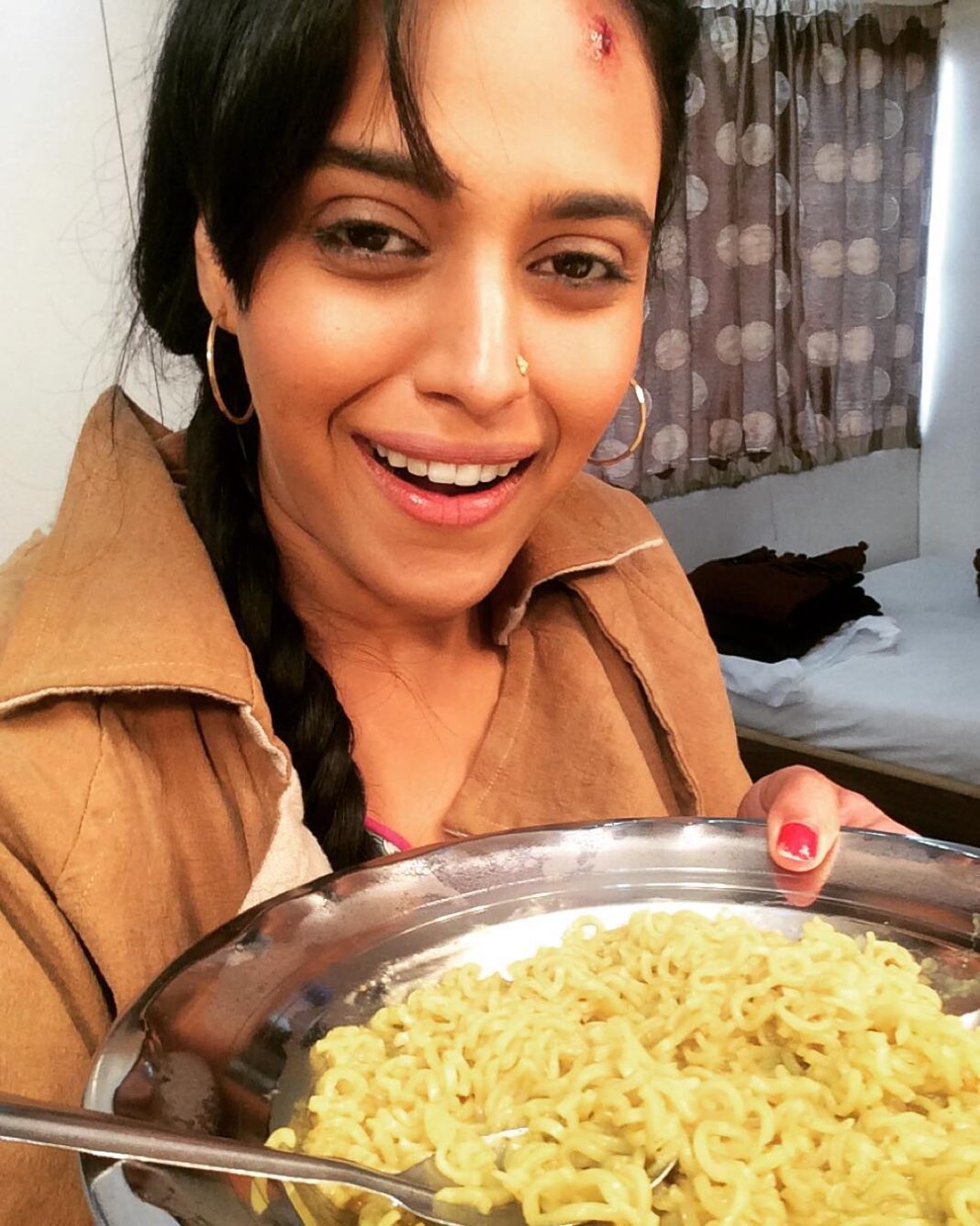 Swara Bhaskar Instagram - And it's back! My #favourite shooting on-set companion! #maggi #MaggiAddict #random #behindthescenes #AnaarkaliAaraawaali #woundisnotreal :) #bollywood