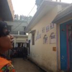 Swara Bhaskar Instagram - Waiting for onlookers to clear so we can take the shot.. #workmode #shootingonreallocations #AnaarkaliAaraawaali #amroha #uttarpradesh #india