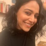 Swara Bhaskar Instagram – It’s a rare ‘good hair day’ .. so I’m recording it here for posterity! 🤓🤩🤣👻 #curlpower #ididmyownmakeup