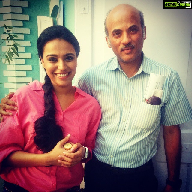 Swara Bhaskar Instagram - One of the most genuine people I've ever met. Goodness that disarms cynicism!! Happy 50th birthday Sooraj sir! May u spin the dreams of Indian audiences for another 50 years and more! #SoorajBarjatya #PremRatanDhanPaayo #goodness #bollywood #director # Rajshri #PRDP #Bombay #india #shooting #onset #Gondal