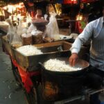Swara Bhaskar Instagram - Redi par popcorn aur moongphali! Best thing about Delhi winters and childhood! :) #DelhiWinter #handcart #streetvendor #popcorn #peanuts #healthystreetfood #streetculture #myfavouritesnack #notjunkfood #Delhi #winters #india #fitness #grub #healthfood