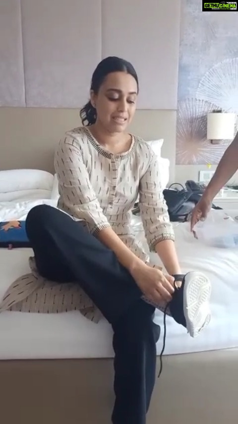 Swara Bhaskar Instagram - “Bright eyed & bushy tailed” this morning (as my Dad says) ! :) @thesajjadali ‘s gorgeous song (which I’m butchering with my enthu singing) is of course an ode to broken hearts.. but also a song for our times! 🤓 “हर ज़ुल्म तेरा याद है..” “मजबूर हूँ वक़्त से हारा तो नहीं हूँ” Video courtesy @stylistsony