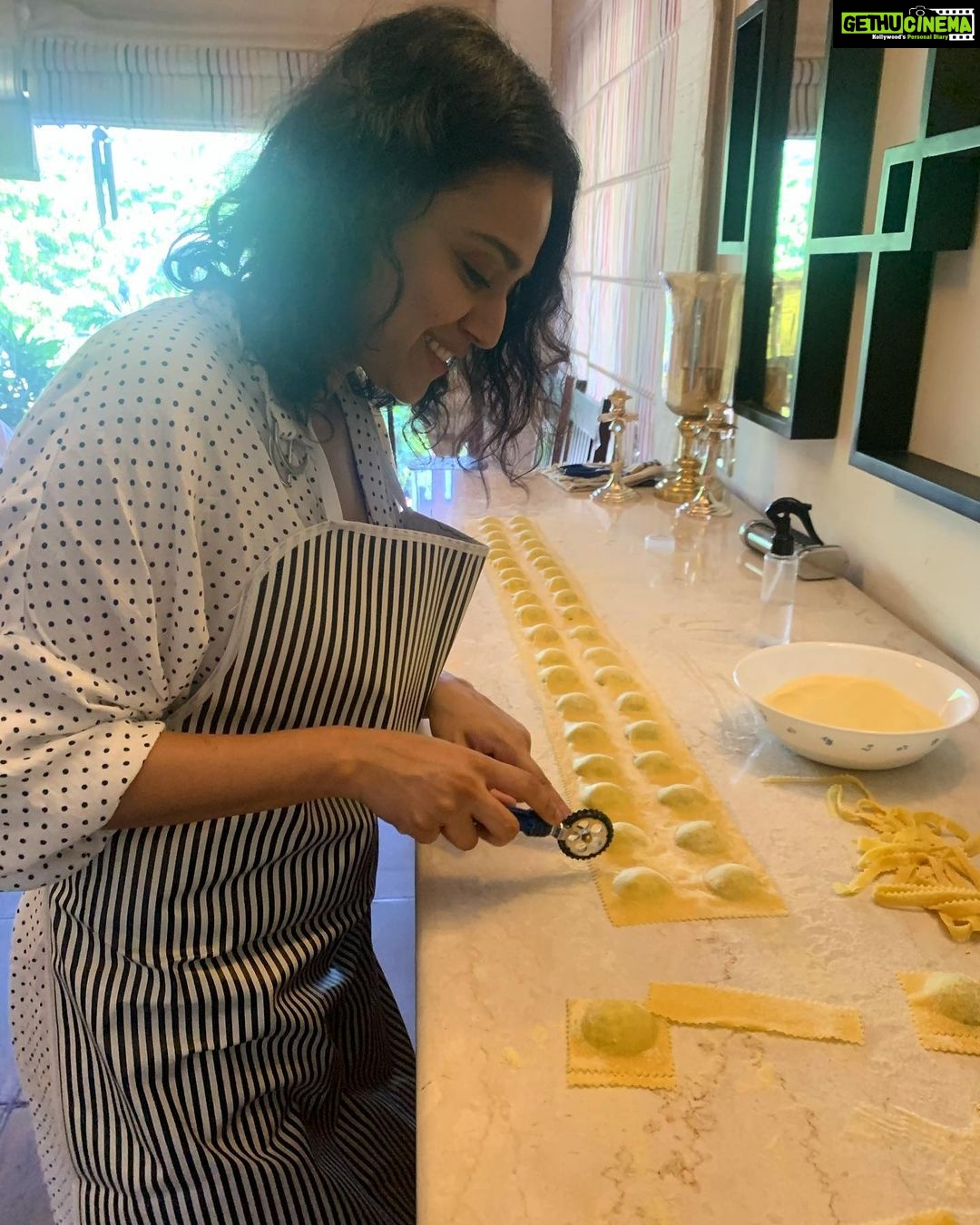 Swara Bhaskar Instagram - Ok so Iβm a full #kitchendisaster but... had a BLAST doing an #italianfood cooking class with the amazzzzzzing @kumar.amal chef and magician, founder of @pasta_fresca.ddun .. who patiently taught us to roll and stretch the handmade dough and fill yummmy #agnolotti with delicious things!!!!! WHOLE OTHER LEVEL! Had soooo much fun and got to eat all that delicious pasta toooooo! Lovely initiative to have such activities @dudlymanorbb @vistarooms πππ»π»ππ #notanad #reccomended Dudly Manor