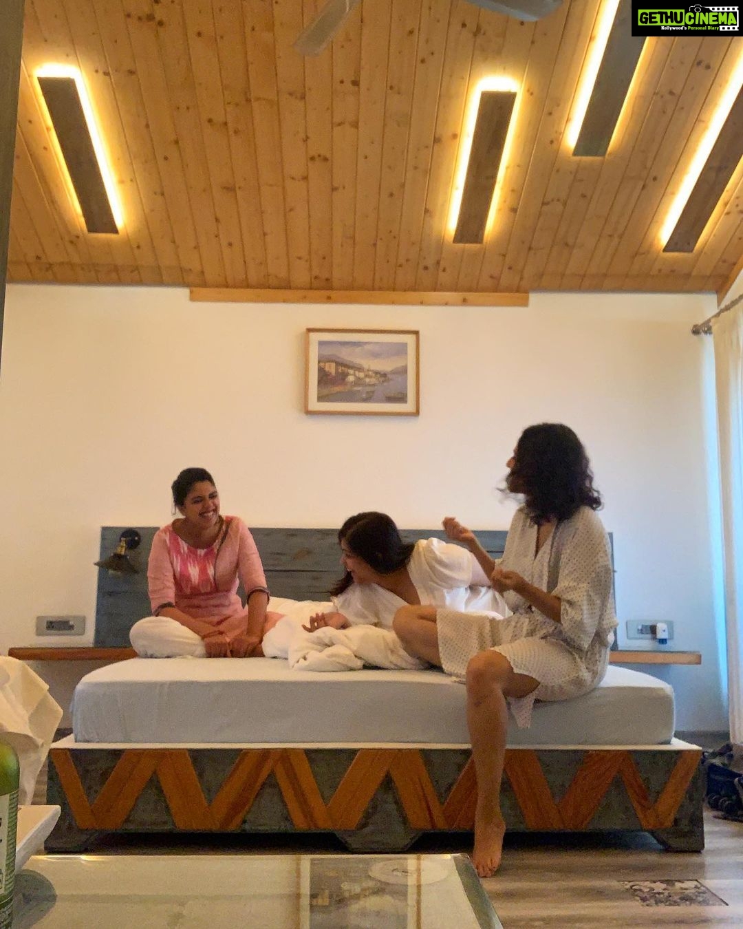 Swara Bhaskar Instagram - What’s a holiday without gossip, lazing and unadulterated chilling.. in @dudlymanorbb I found the perfect place to unwind and haffun! Book on @vistarooms .. this is #notanad .. I legitimately loved it! 💜 #VistaRooms #DudleyManorDehradun #BestStaycation #HolidayHomes Dudly Manor