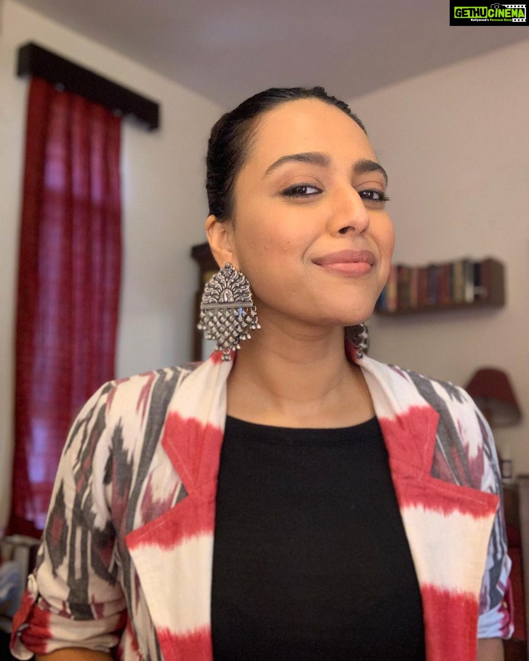 Swara Bhaskar Instagram - Just to remind myself that sometimes I can do my own make up! 🥰😺 Jacket @houseofqidwa courtesy @yasminkidwai #dyimakeup #wearingfenty